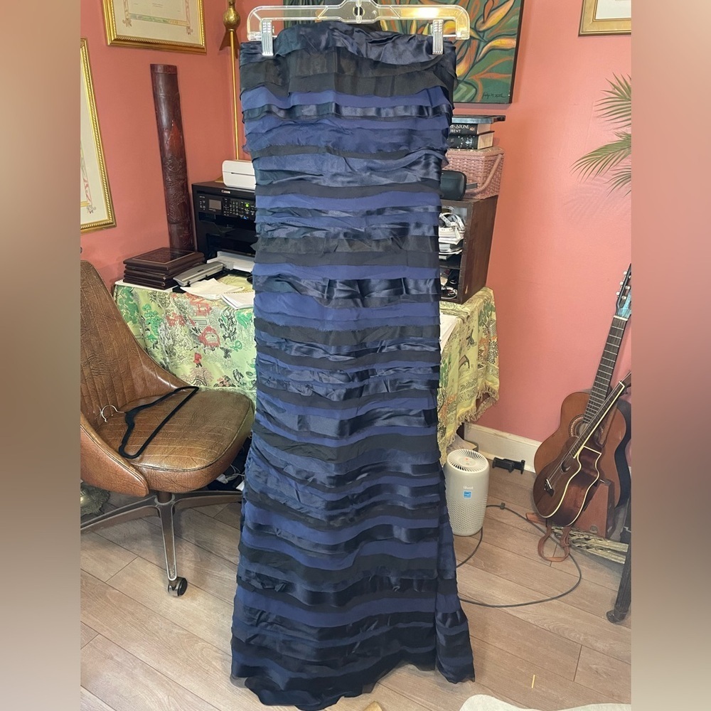 Alice + Olivia Black and Navy Silk Layered Ruffle Strapless Gown US 6 $700+